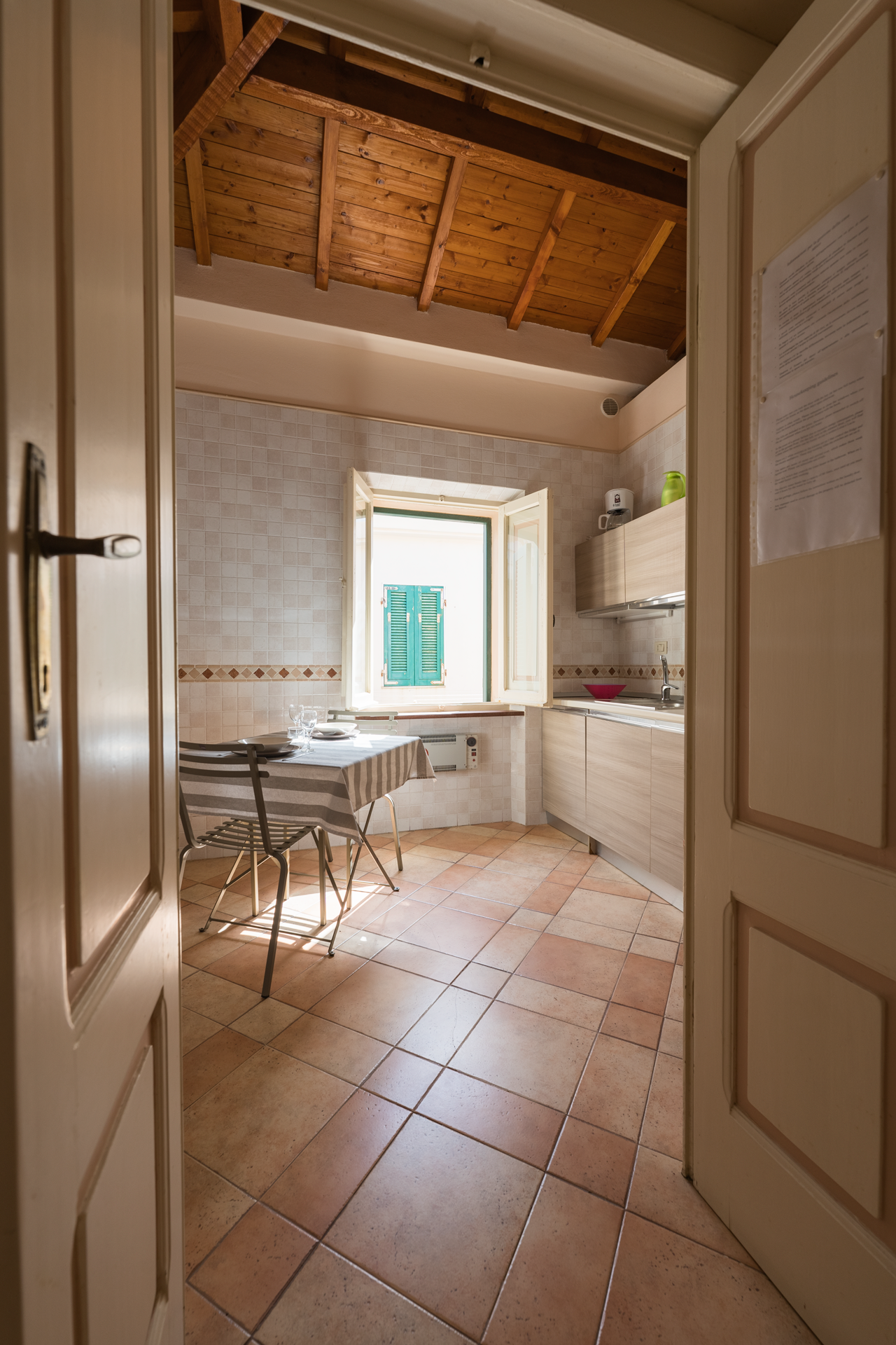 L'Attichetto ingresso cucina Ingrasso in cucina nell'appartamento L'Attichetto