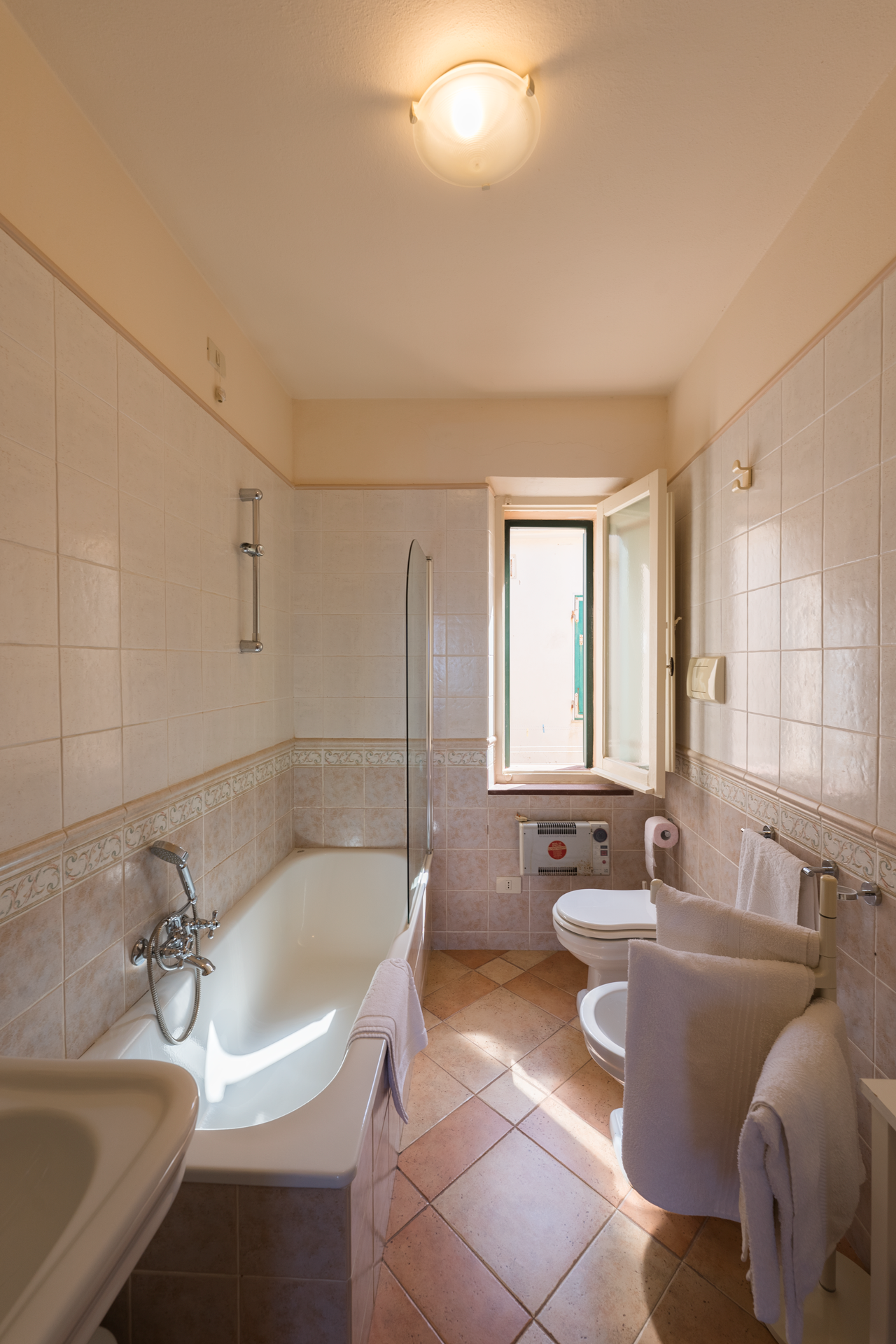 L'Attichetto bagno con vasca da bagno Il bagno con vasca dell'appartamento L'Attichetto