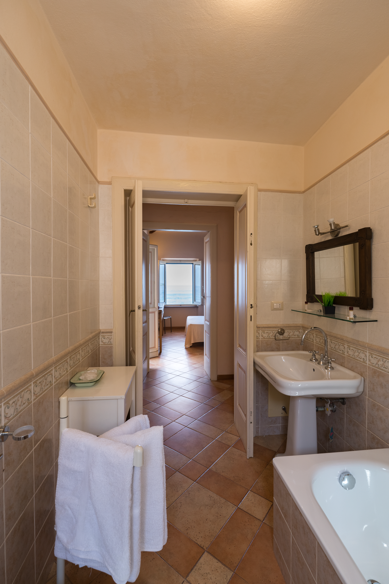 L'Attichetto uscita dal bagno L'uscita dal bagno dell'appartamento L'Attichetto