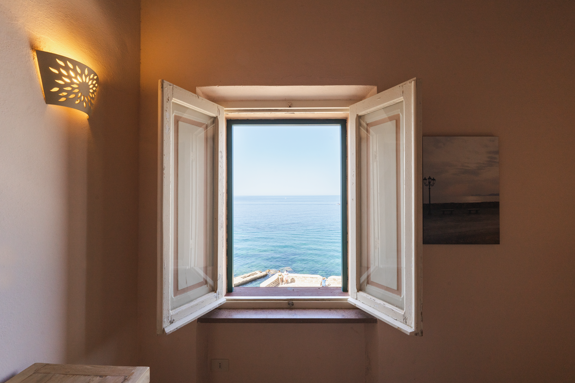 L'Attichetto finestra della camera da letto La finestra con affaccio sul mare della camera da letto dell'appartamento L'Attichetto