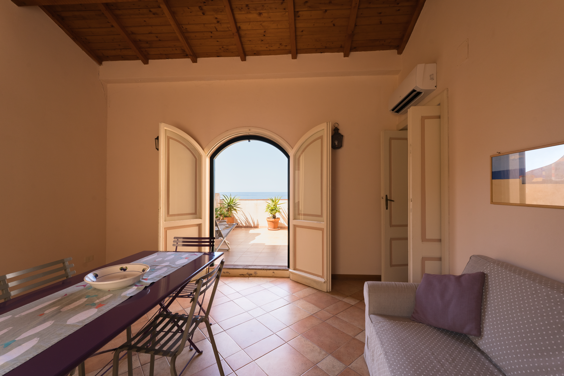 L'Attichetto uscita sul terrazzo dal soggiorno Uscita sul terrazzo dal soggiorno dell'appartamento L'Attichetto