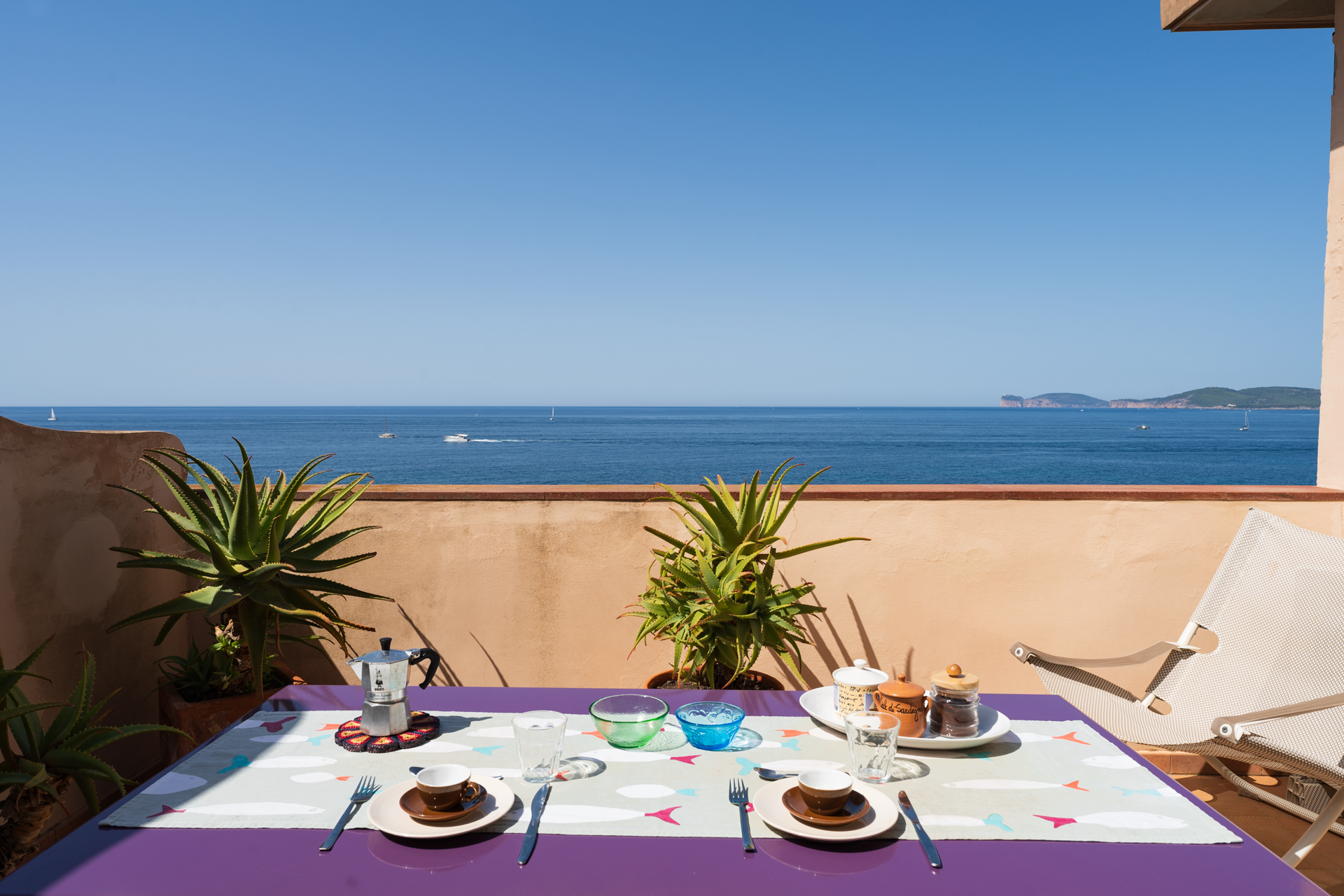 L'Attichetto terrazzo con affaccio vista mare L'affaccio vista mare da terrazzo dell'appartamento L'Attichetto