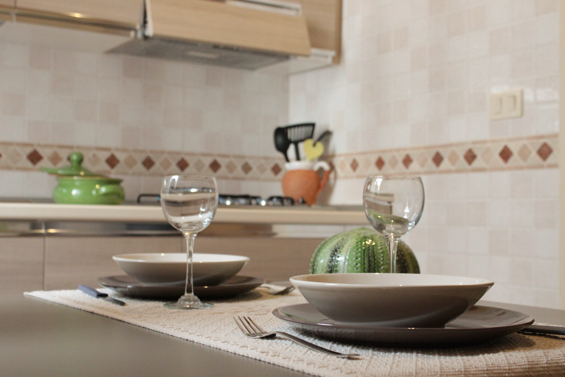 L'Attichetto tavolo della cucina apparecchiato Tavolo apparecchiato nella cucina dell'appartamento L'Attichetto