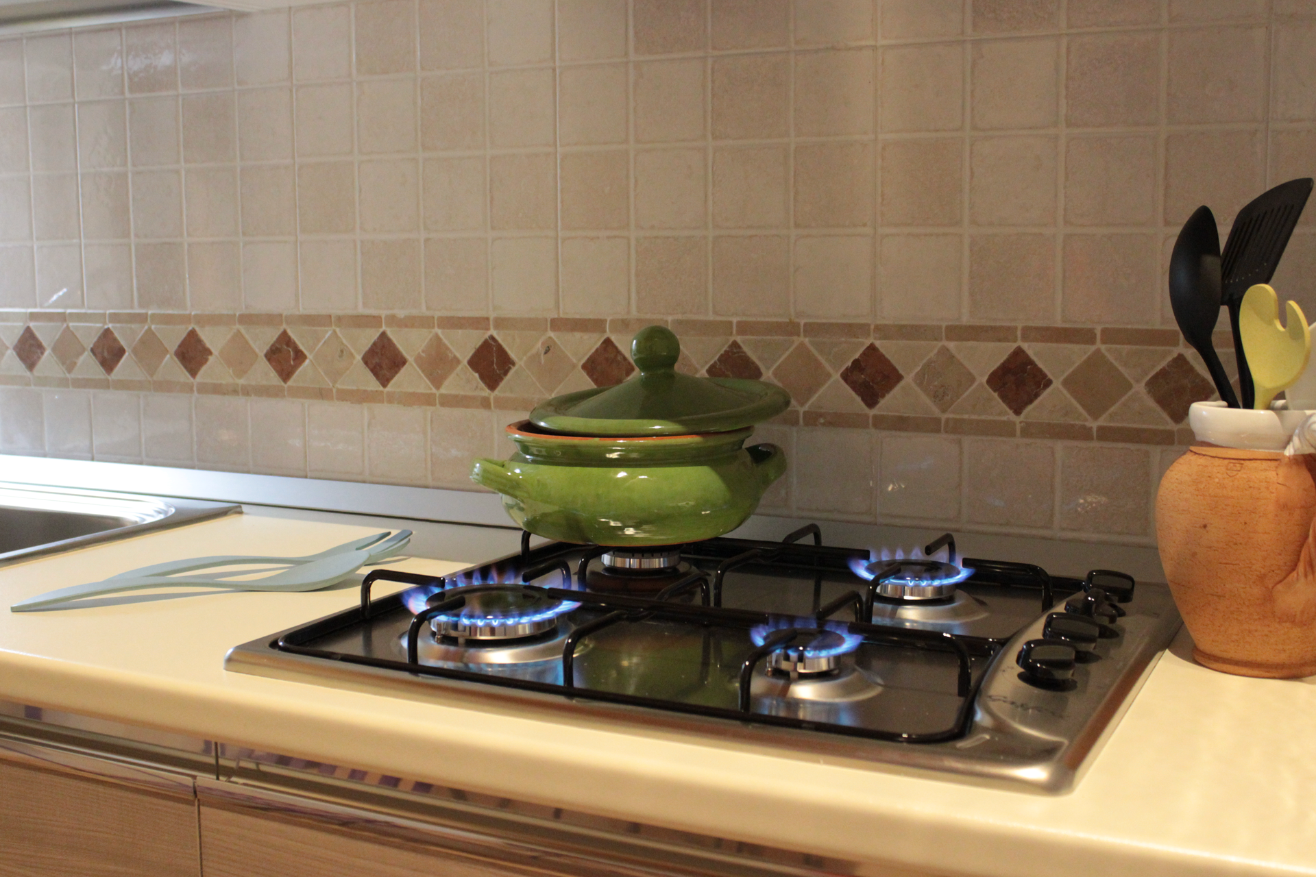 L'Attichetto piano cottura in cucina Il piano cottura della cucina dell'appartamento L'Attichetto