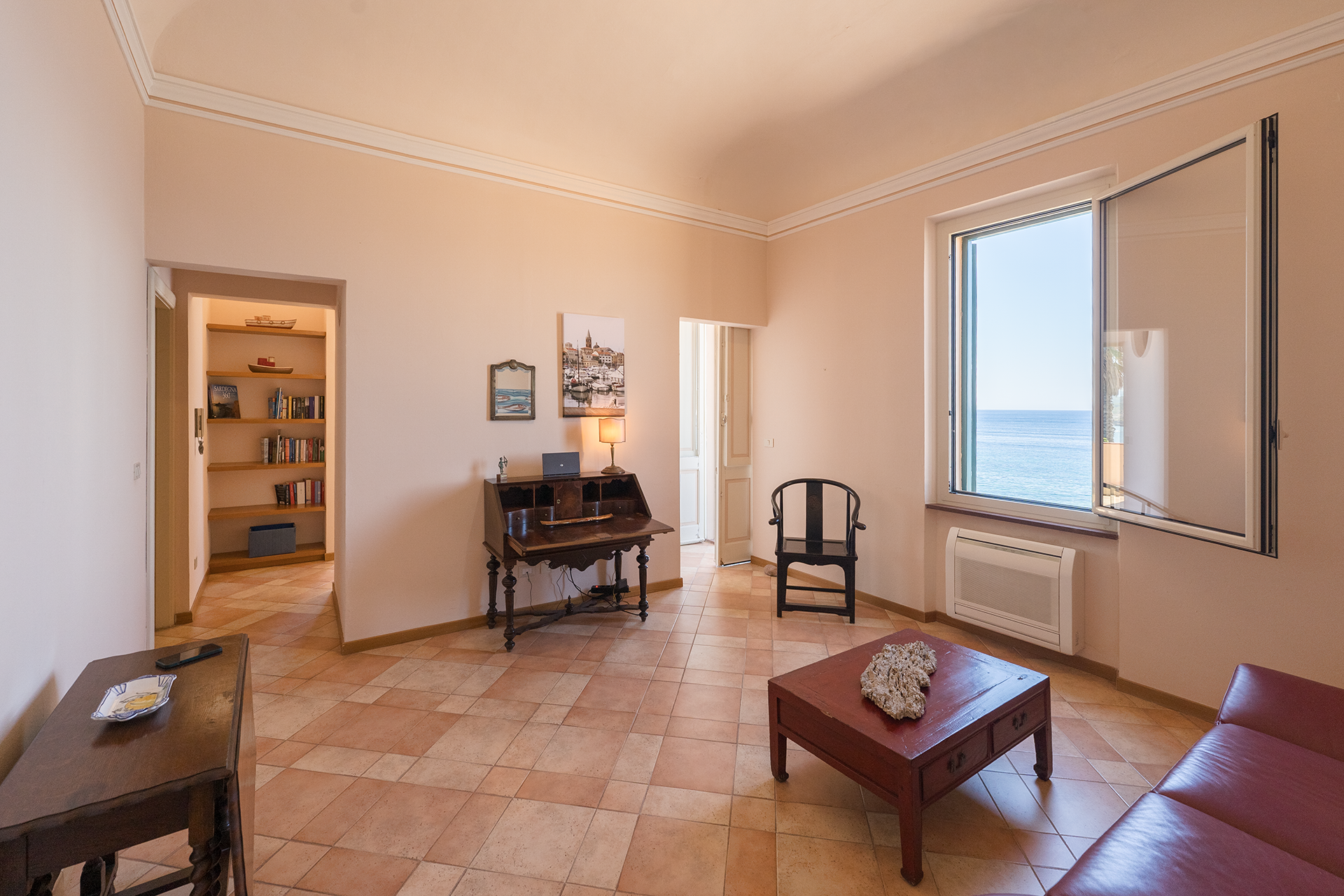 Soggiorno vista mare – Le Viste Ampio soggiorno dell’appartamento Le Viste con finestra aperta sul mare di Alghero