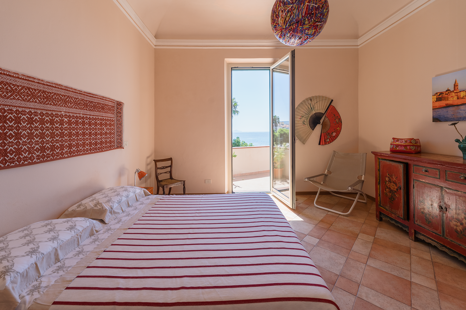 Camera da letto affacciata sul mare Letto matrimoniale e porta finestra aperta sulla terrazza con vista mare a Le Viste