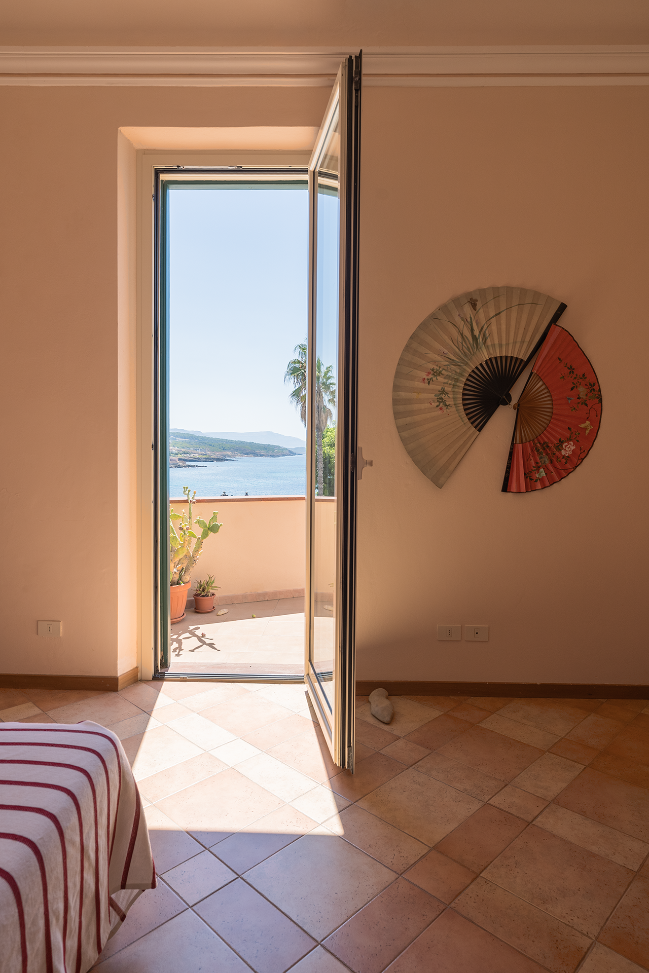 Accesso alla terrazza dalla camera Porta finestra della camera aperta sulla terrazza panoramica vista mare ad Alghero