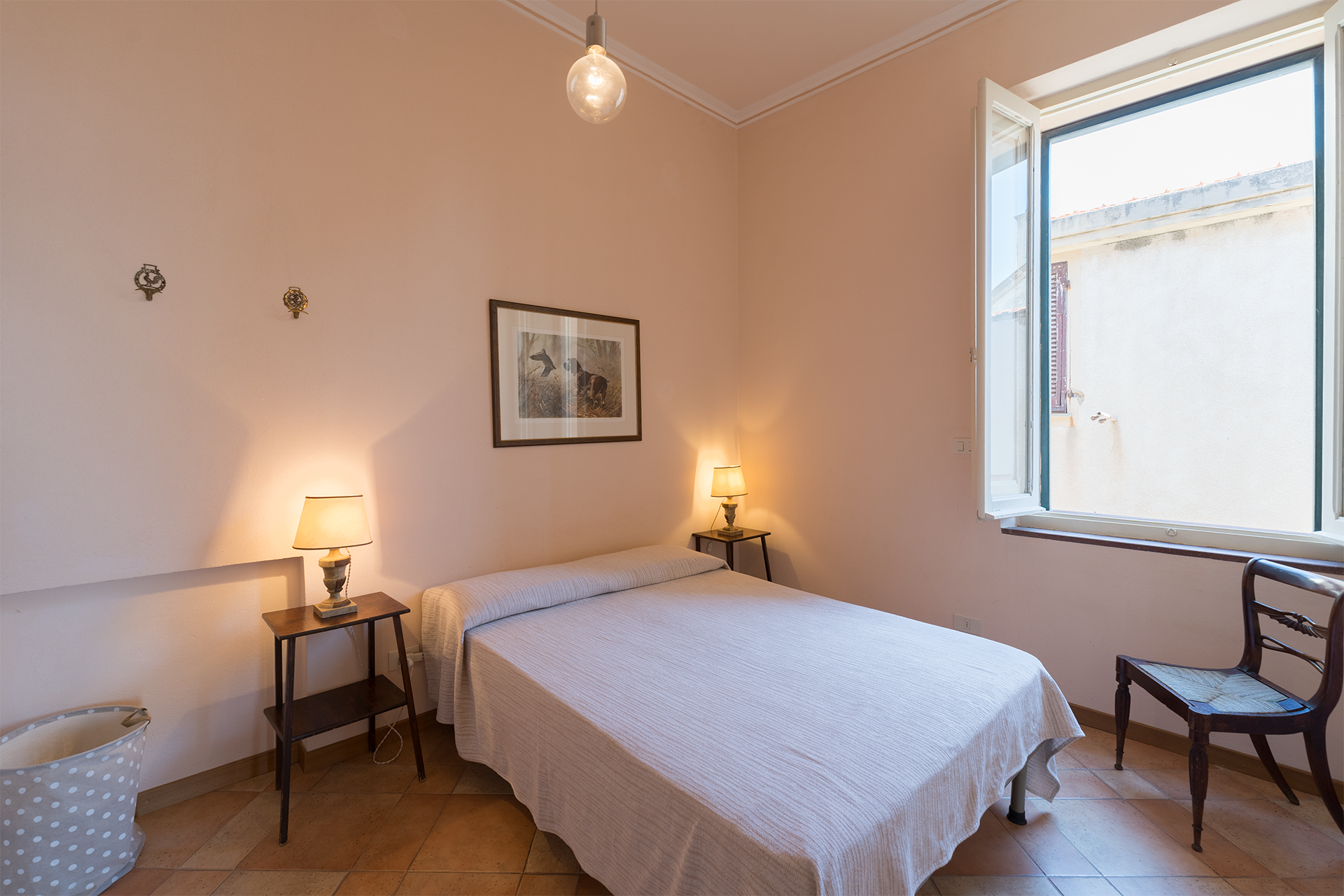 Seconda camera matrimoniale Seconda camera matrimoniale luminosa con letto e finestra nell’appartamento Le Viste