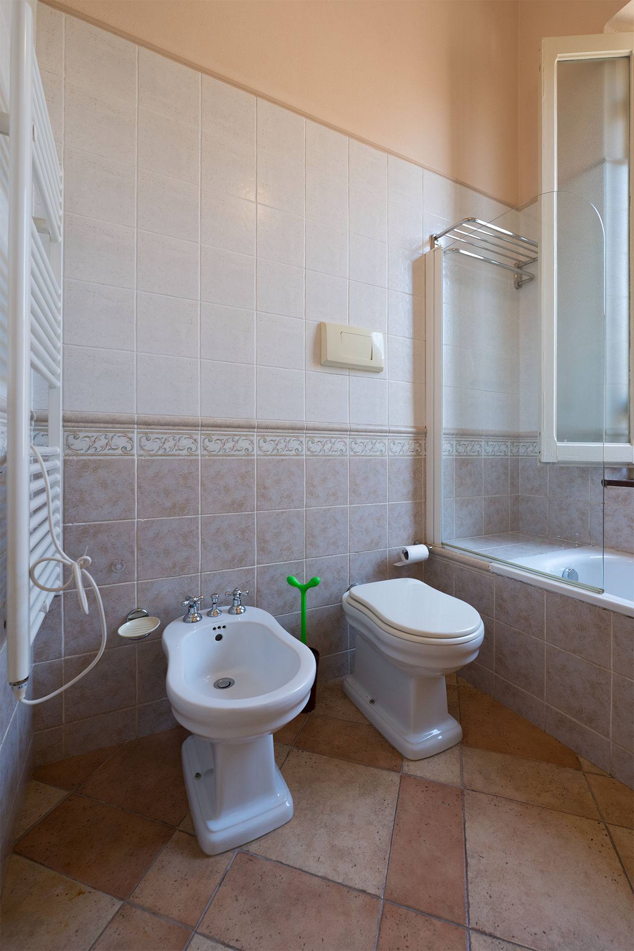 Sanitari e vasca del bagno Bagno con sanitari, vasca con parete in vetro e scaldasalviette nell’appartamento Le Viste