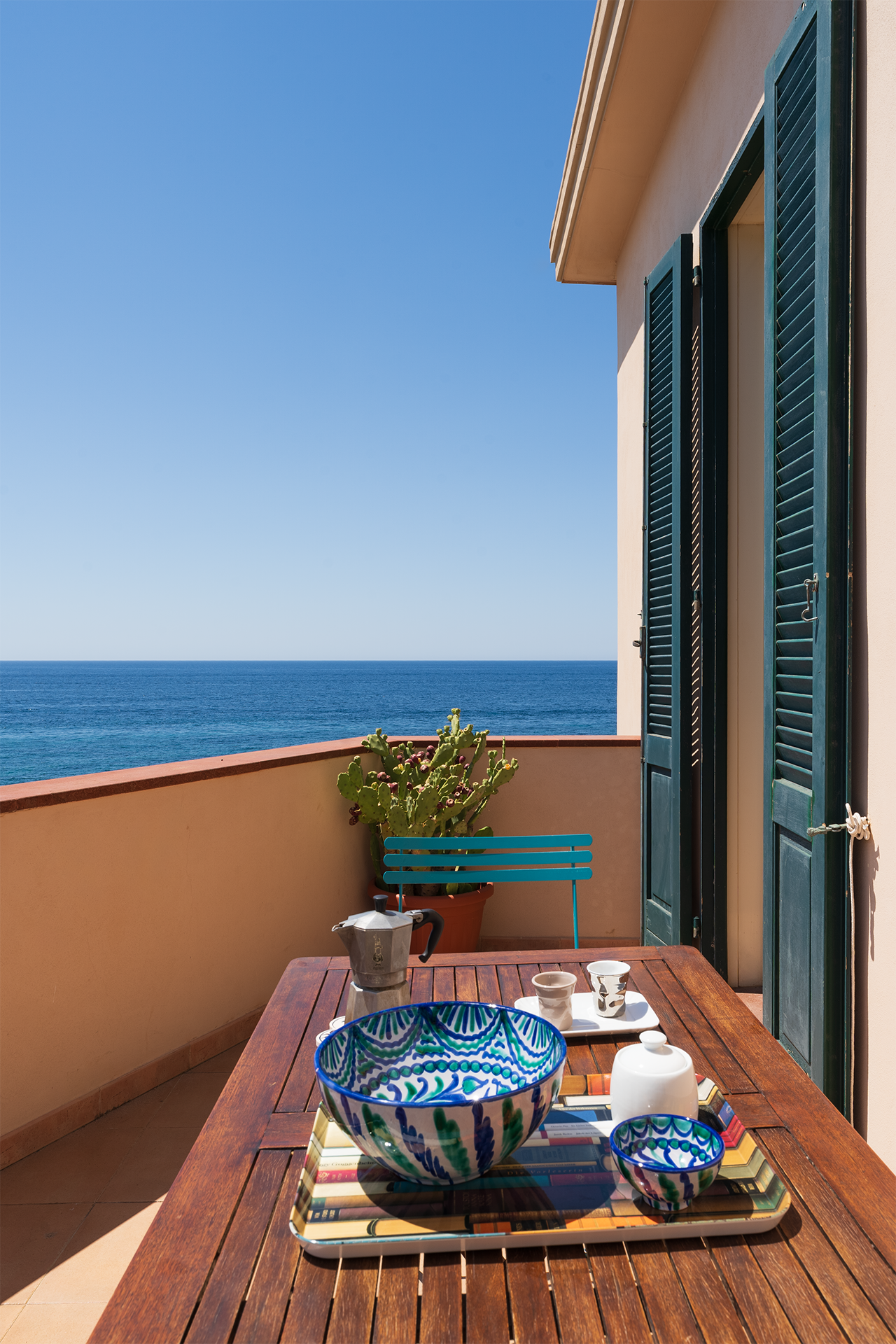 Colazione apparecchiata sulla terrazza privata con vista mare dell’appartamento Le Viste