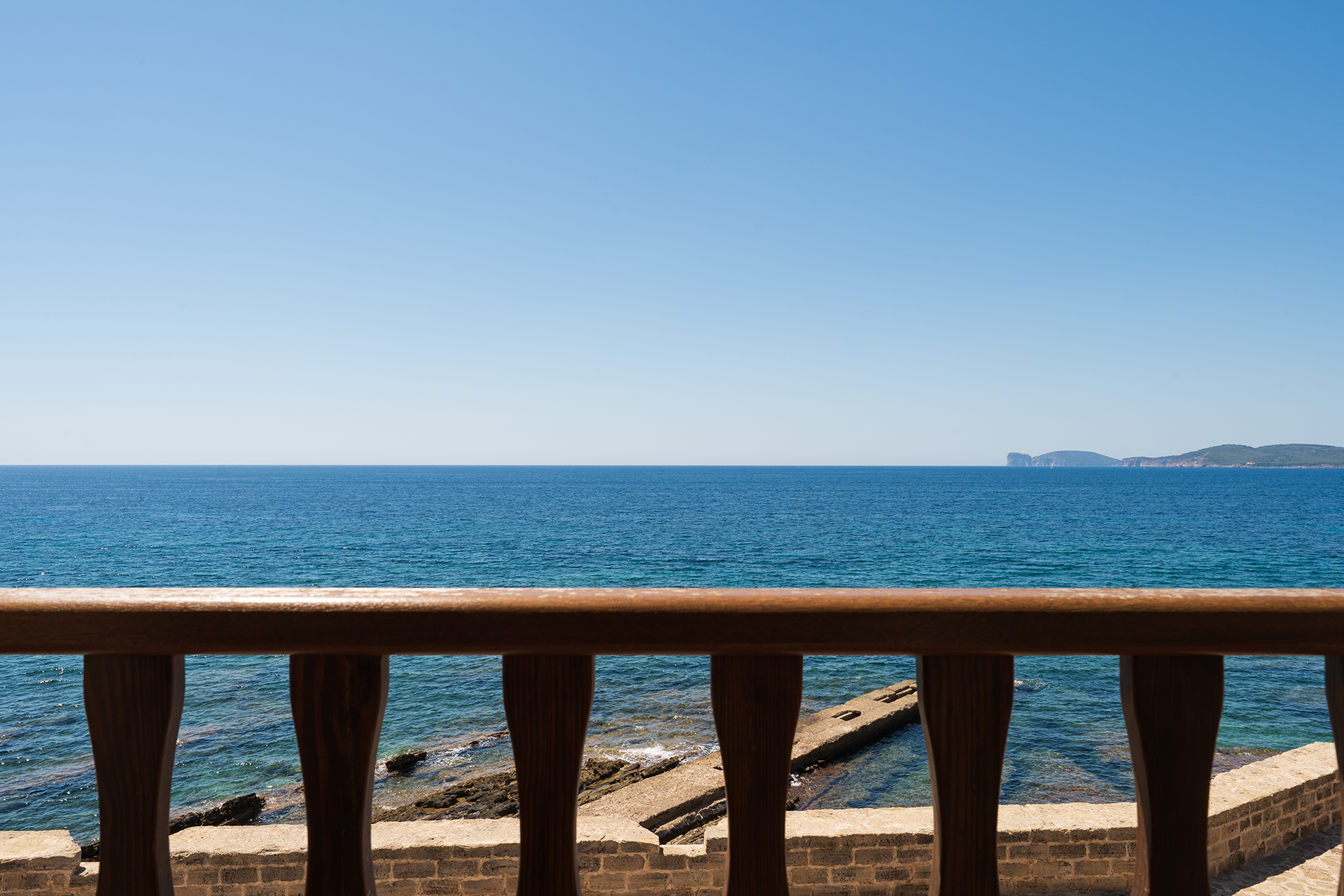 Panorama sul mare da Le Viste Panorama sul mare di Alghero con bastioni e costa visibili dal balcone di Le Viste