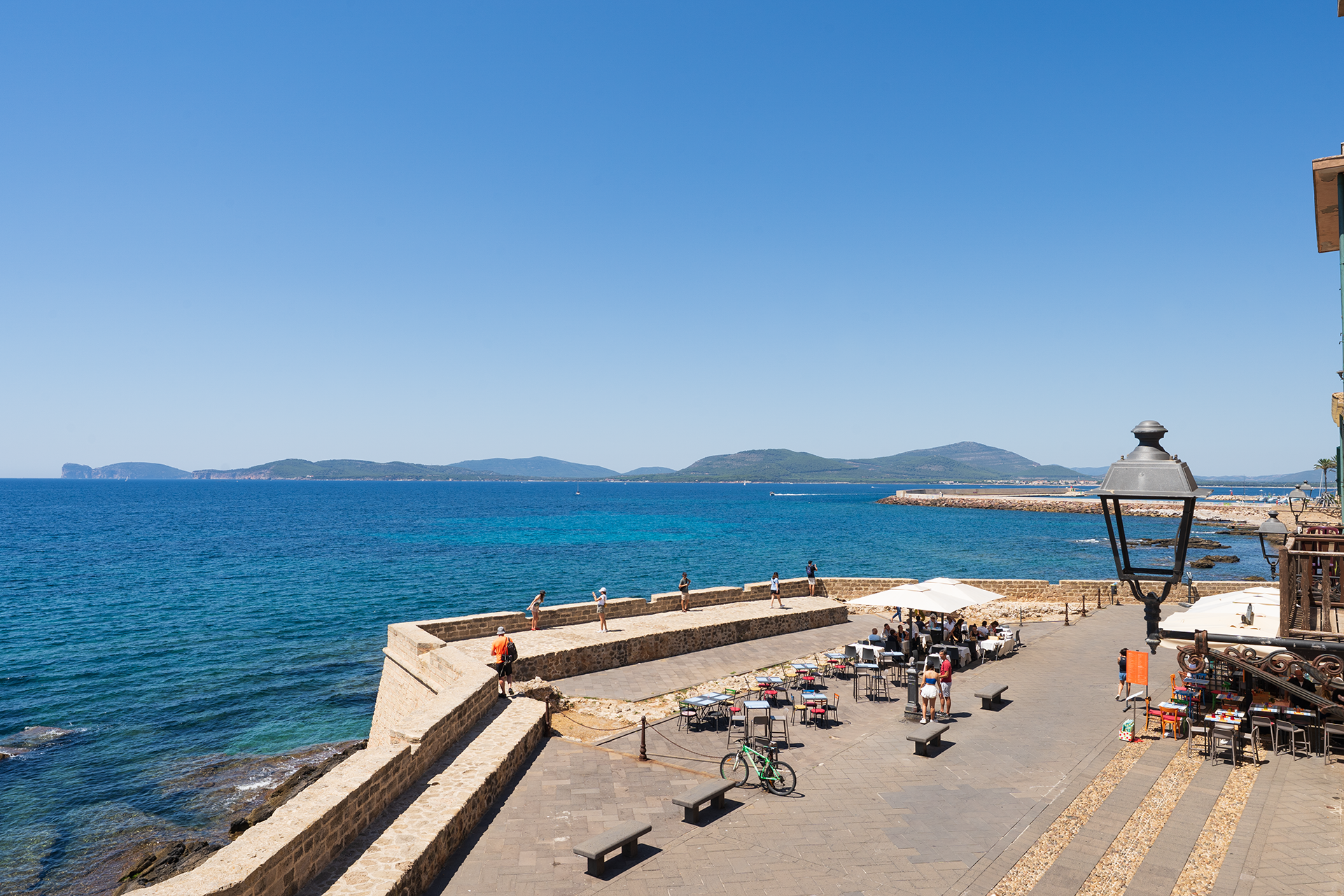 Lungomare e bastioni di Alghero Vista panoramica sul lungomare, sui bastioni e sulla costa di Alghero
