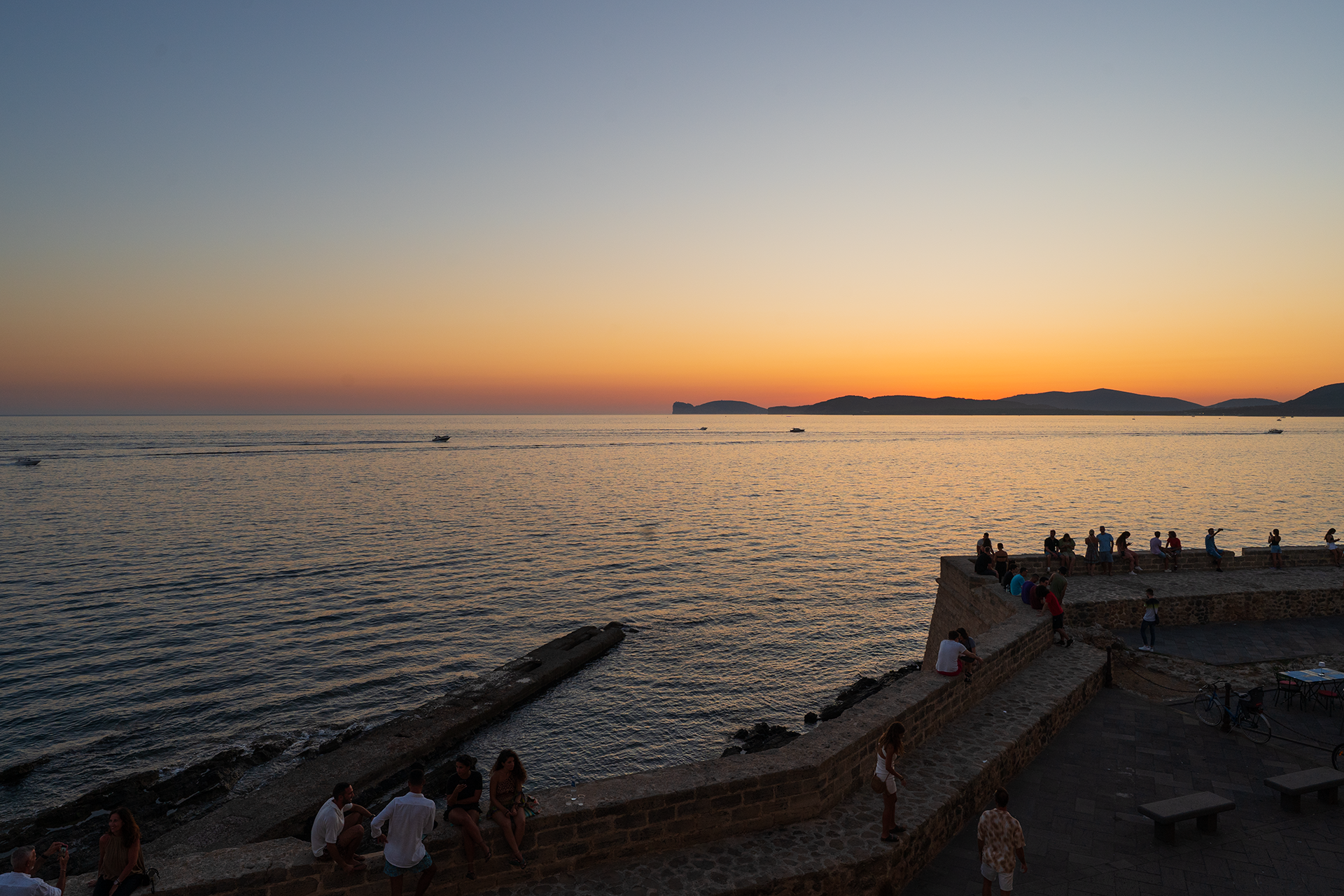 Tramonto sul mare ad Alghero Tramonto sul mare visto dai bastioni di Alghero davanti all’appartamento Le Viste