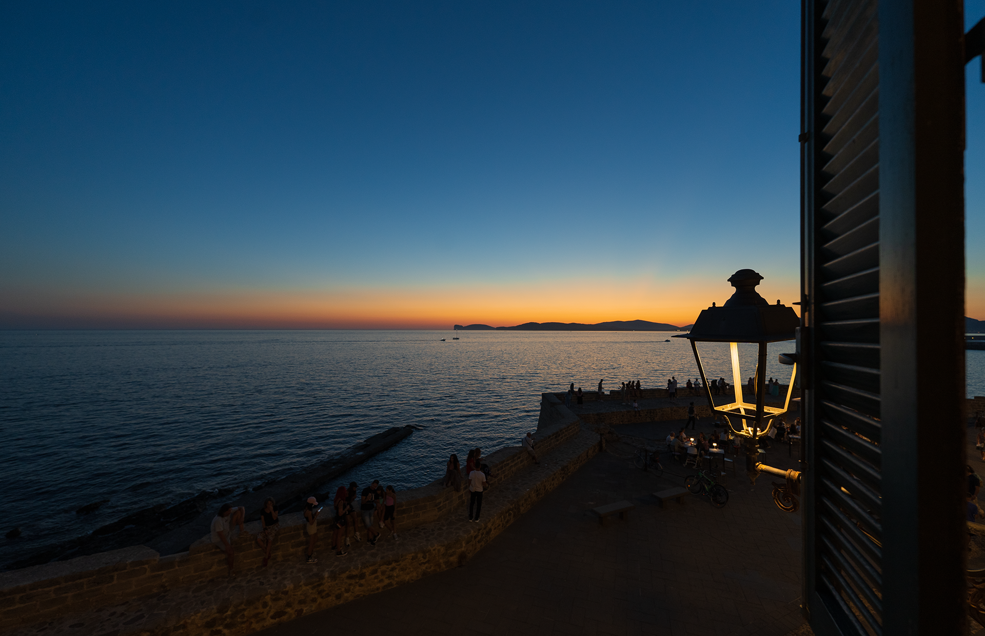 Vista serale sui bastioni di Alghero Vista serale sul mare, sui bastioni e sul tramonto dall’appartamento Le Viste ad Alghero