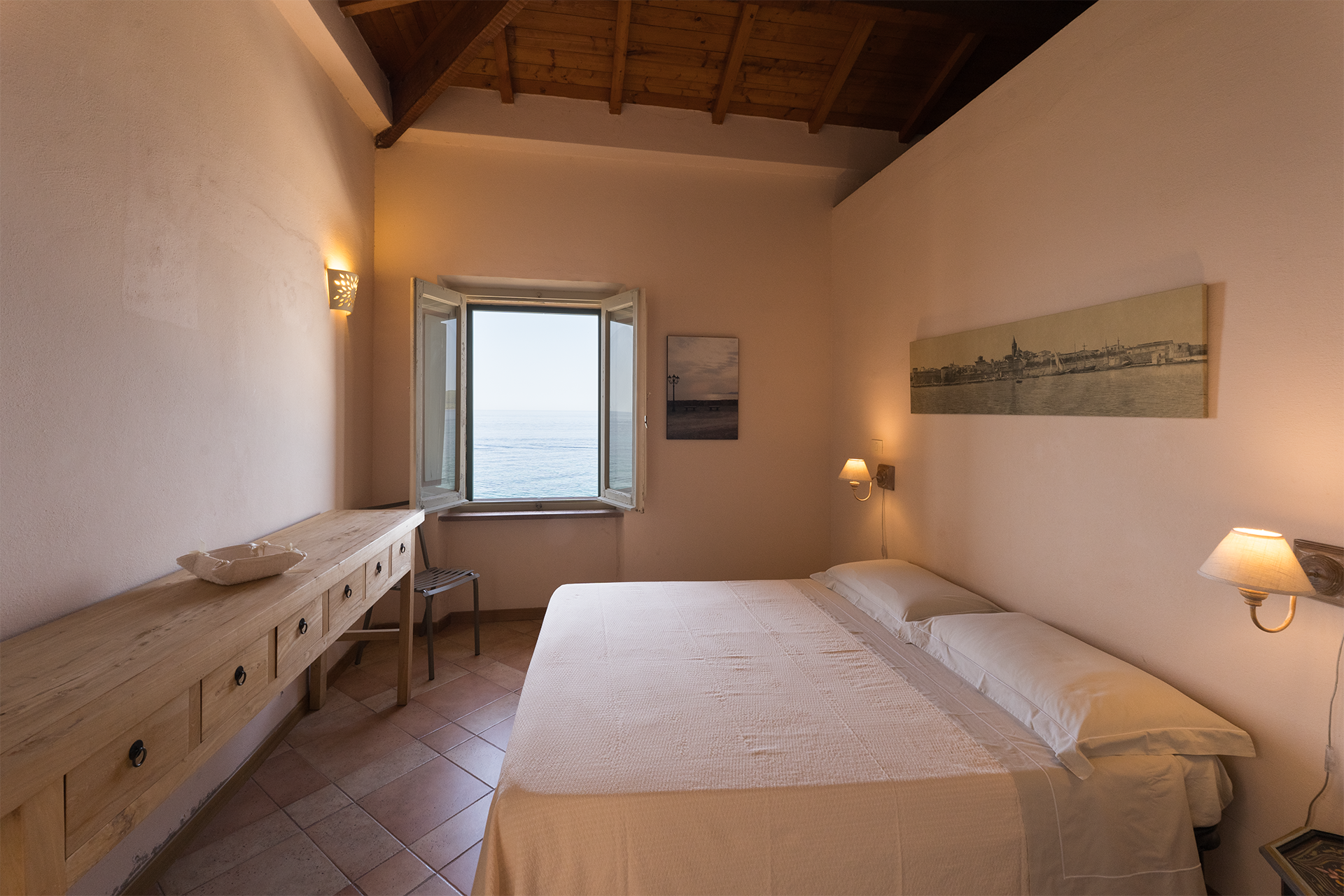 Camera da letto affacciata sul mare Letto matrimoniale e finestra aperta sul mare nella camera di L’Attichetto ad Alghero