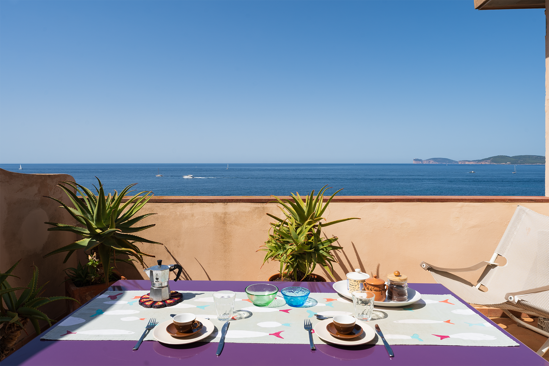 Colazione in terrazza vista mare Colazione apparecchiata sulla terrazza panoramica vista mare di L’Attichetto ad Alghero