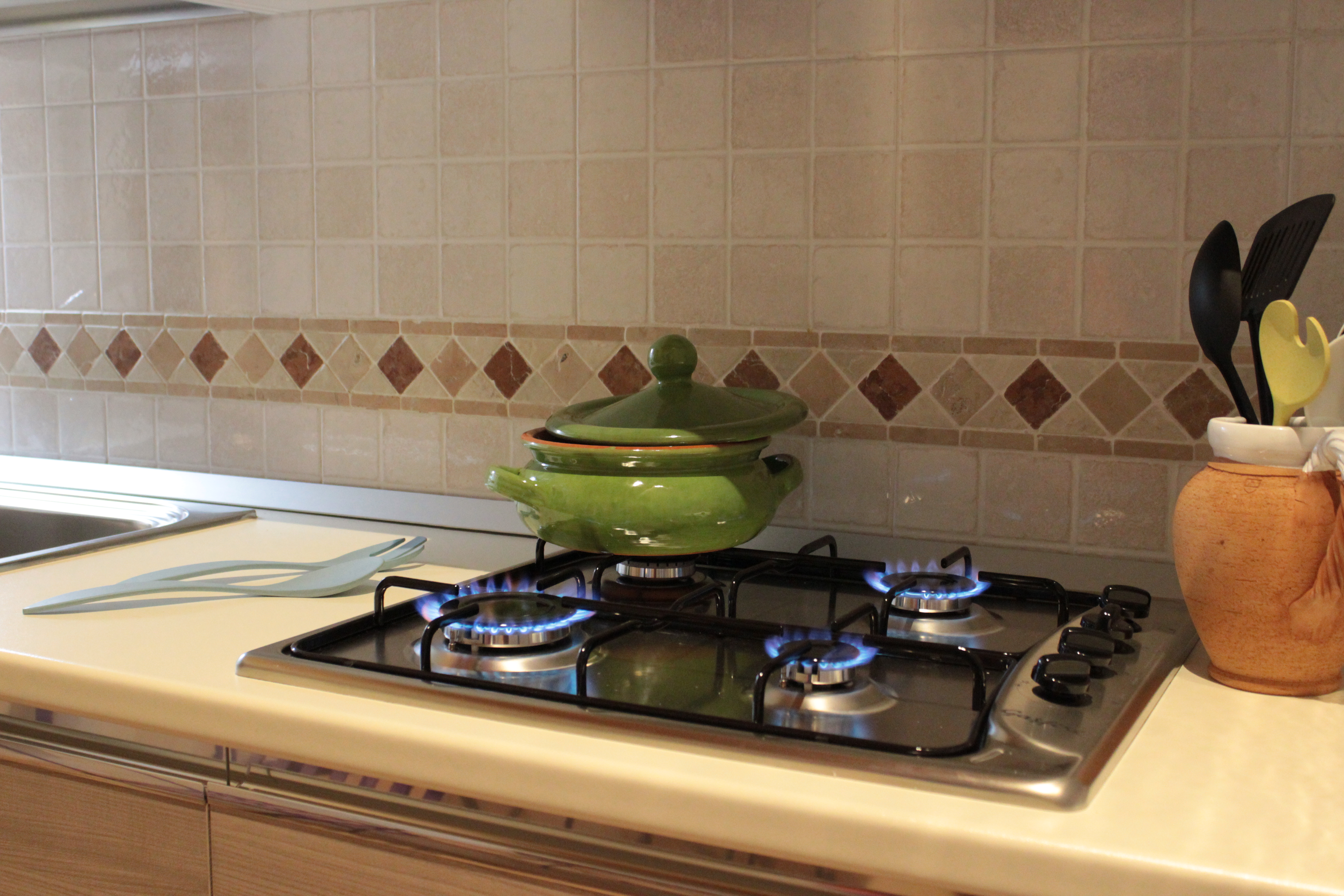 Piano cottura della cucina Piano cottura a gas con pentola in cucina nell’appartamento L’Attichetto