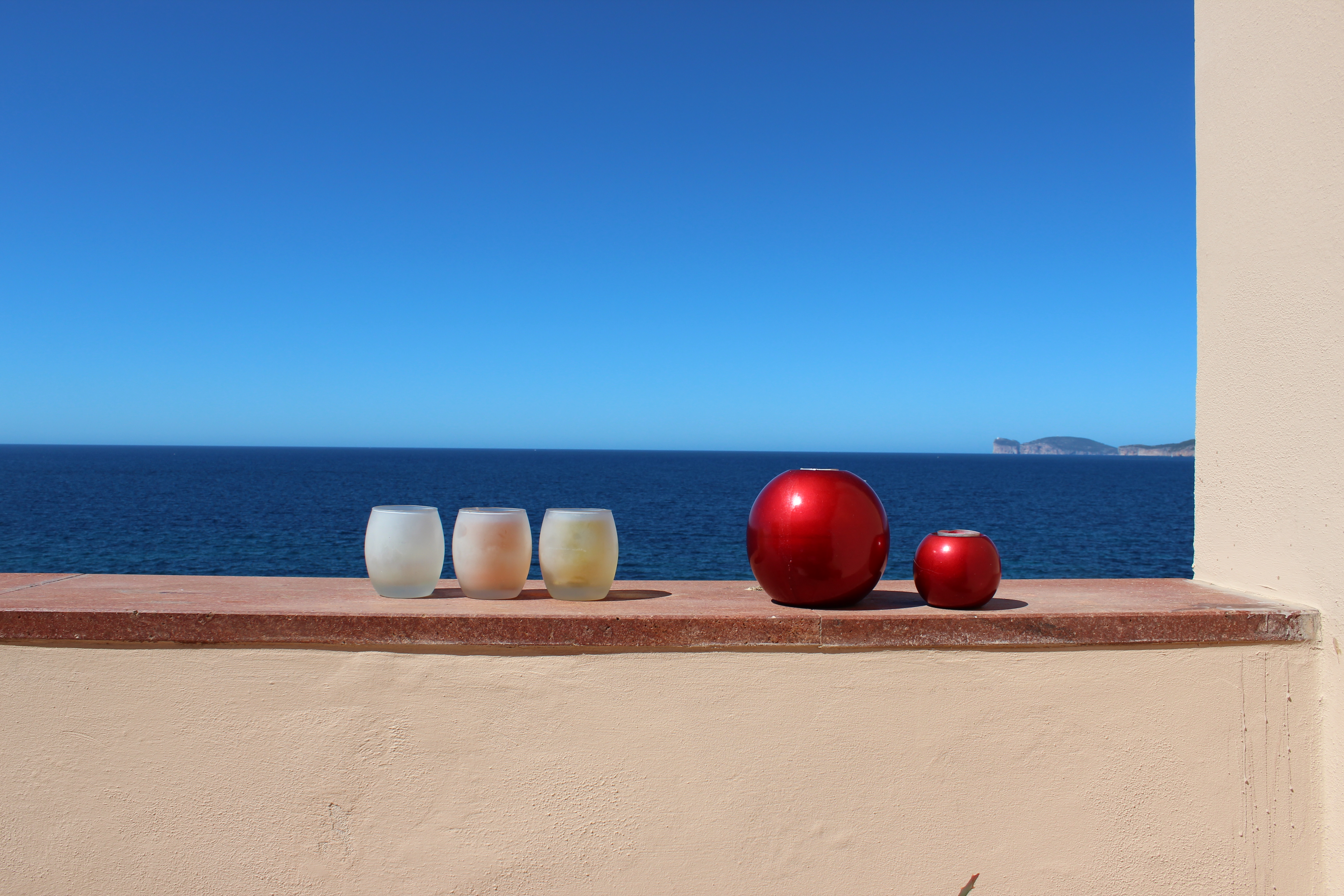 Dettaglio terrazza panoramica Dettaglio della terrazza vista mare con candele decorative e panorama sul mare di Alghero